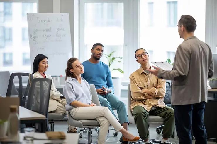 Apa Itu On-the-Job (OJT): Definisi, Tujuan, dan Contohnya